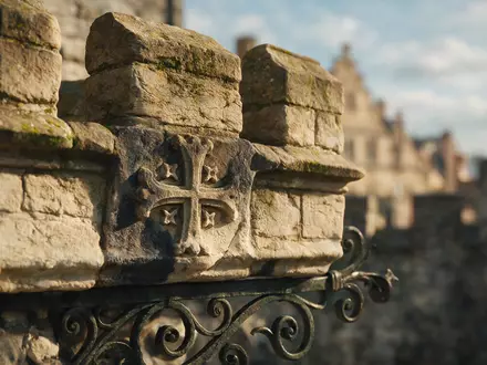 Extreme Makroaufnahme eines Materialdetails am Wahrzeichen Burg Gravensteen in Gent Belgien, taktile Struktur und weiches - Foto: THN