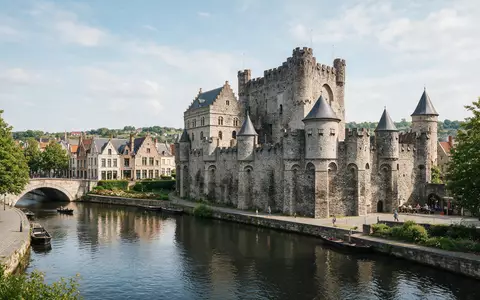 Editorialbild im Reisemagazin-Stil vom Wahrzeichen Burg Gravensteen in Gent Belgien, ausgewogene Bildgestaltung und natuerliches Umgebungslicht - Foto: THN