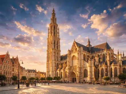 Fotorealistische Panoramaaufnahme von Liebfrauenkathedrale Antwerpen in Antwerpen Belgien, warmes Abendlicht auf Wahrzeichen - Foto: THN