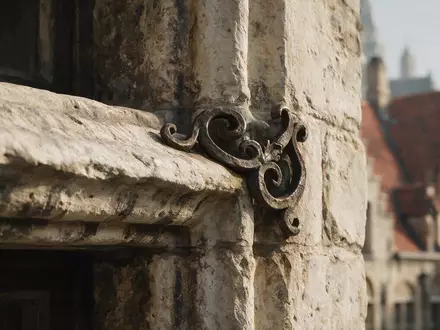 Extreme Makroaufnahme eines Materialdetails am Wahrzeichen Altstadt BrĂĽgge in BrĂĽgge Belgien, taktile Struktur und weiches - Foto: THN