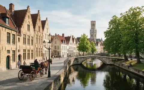Editorialbild im Reisemagazin-Stil vom Wahrzeichen Altstadt Brügge in Brügge Belgien, ausgewogene Bildgestaltung und natuerliches Umgebungslicht - Foto: THN