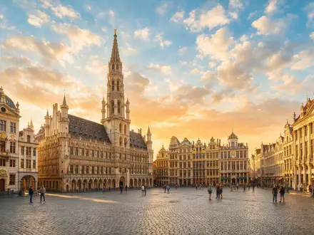 Fotorealistische Panoramaaufnahme von Grand-Place Brüssel in Brüssel Belgien, warmes Abendlicht auf Wahrzeichen - Foto: THN