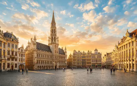 Fotorealistische Panoramaaufnahme von Grand-Place Brüssel in Brüssel Belgien, warmes Abendlicht auf Wahrzeichen - Foto: THN