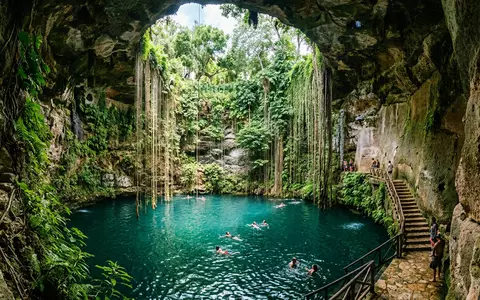 Editorialbild im Reisemagazin-Stil vom Wahrzeichen Cenote Ik Kil in Chichen Itza Mexiko, ausgewogene Bildgestaltung und - Foto: THN