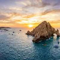 Fotorealistische Panoramaaufnahme von El Arco Cabo San Lucas in Cabo San Lucas Mexiko, warmes Abendlicht - Foto: THN