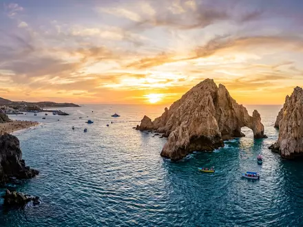 Fotorealistische Panoramaaufnahme von El Arco Cabo San Lucas in Cabo San Lucas Mexiko, warmes Abendlicht - Foto: THN