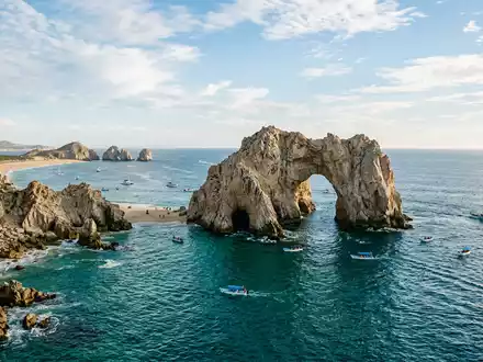 Editorialbild im Reisemagazin-Stil vom Wahrzeichen El Arco Cabo San Lucas in Cabo San Lucas Mexiko - Foto: THN