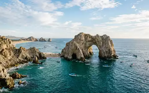 Editorialbild im Reisemagazin-Stil vom Wahrzeichen El Arco Cabo San Lucas in Cabo San Lucas Mexiko - Foto: THN