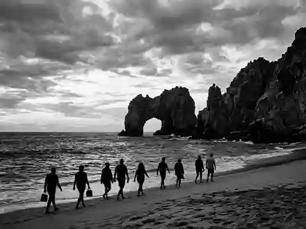 Schwarzweiss-Reportagebild vom Wahrzeichen El Arco Cabo San Lucas in Cabo San Lucas Mexiko, dokumentarische Reisefotografie - Foto: THN
