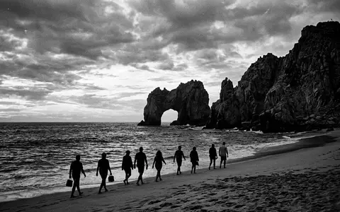 Schwarzweiss-Reportagebild vom Wahrzeichen El Arco Cabo San Lucas in Cabo San Lucas Mexiko, dokumentarische Reisefotografie - Foto: THN