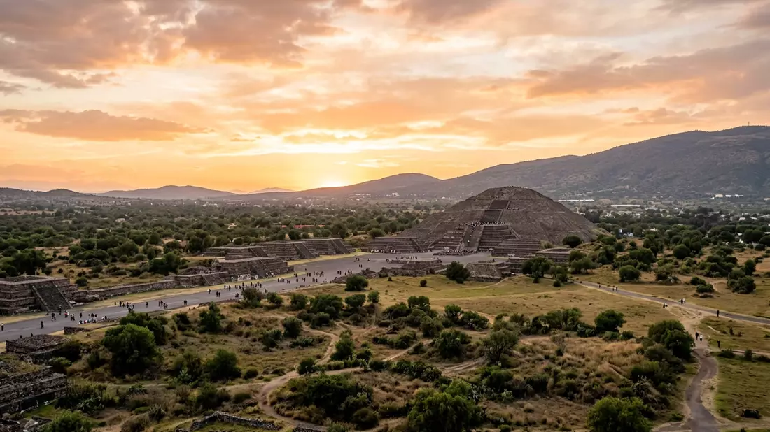 Fotorealistische Ansicht von Teotihuacan in San Juan Teotihuacan, Mexiko im Abendlicht