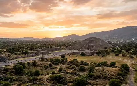 Fotorealistische Panoramaaufnahme von Teotihuacan in San Juan Teotihuacan Mexiko, warmes Abendlicht auf Wahrzeichen - Foto: THN