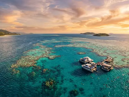 Fotorealistische Panoramaaufnahme von Great Barrier Reef in Cairns Australien, warmes Abendlicht auf Wahrzeichen - Foto: THN