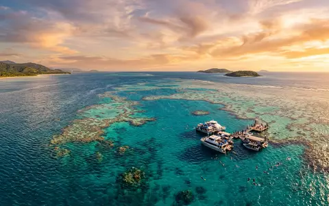 Fotorealistische Panoramaaufnahme von Great Barrier Reef in Cairns Australien, warmes Abendlicht auf Wahrzeichen - Foto: THN