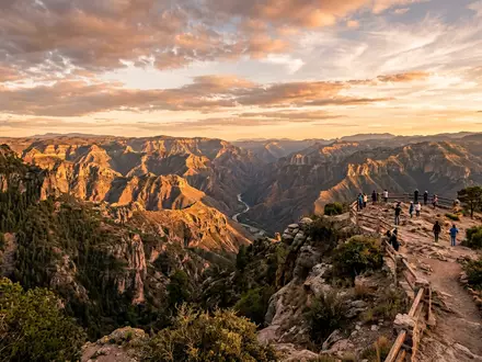 Fotorealistische Panoramaaufnahme von Kupfercanyon in Creel Mexiko, warmes Abendlicht auf Wahrzeichen im Reisemotiv - Foto: THN