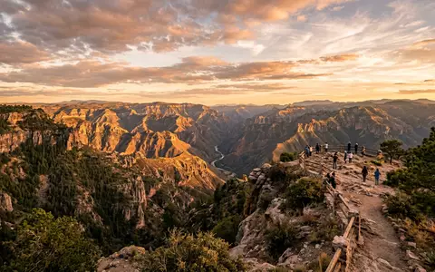 Fotorealistische Panoramaaufnahme von Kupfercanyon in Creel Mexiko, warmes Abendlicht auf Wahrzeichen im Reisemotiv - Foto: THN