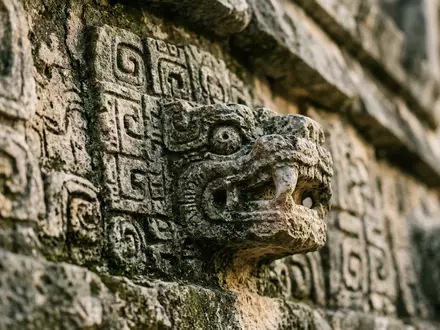 Extreme Makroaufnahme eines Materialdetails am Wahrzeichen Uxmal in Uxmal Mexiko, taktile Struktur und weiches Seitenlicht - Foto: THN