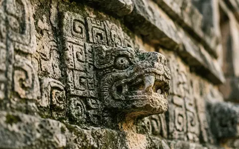 Extreme Makroaufnahme eines Materialdetails am Wahrzeichen Uxmal in Uxmal Mexiko, taktile Struktur und weiches Seitenlicht - Foto: THN