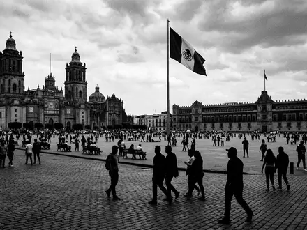 Schwarzweiss-Reportagebild vom Wahrzeichen Zocalo Mexiko-Stadt in Mexiko-Stadt Mexiko, dokumentarische Reisefotografie mit starken Kontrasten - Foto: THN