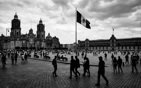 Schwarzweiss-Reportagebild vom Wahrzeichen Zocalo Mexiko-Stadt in Mexiko-Stadt Mexiko, dokumentarische Reisefotografie mit starken Kontrasten - Foto: THN