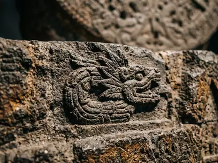Extreme Makroaufnahme eines Materialdetails am Wahrzeichen Zocalo Mexiko-Stadt in Mexiko-Stadt Mexiko, taktile Struktur und weiches - Foto: THN
