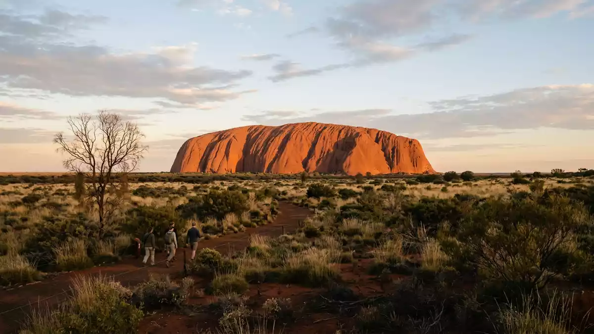 Editorial-Reisemagazinbild vom Wahrzeichen Uluru in Yulara, Australien