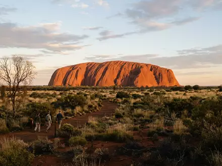 Editorialbild im Reisemagazin-Stil vom Wahrzeichen Uluru in Yulara Australien, ausgewogene Bildgestaltung und natuerliches Umgebungslicht - Foto: THN
