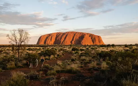 Editorialbild im Reisemagazin-Stil vom Wahrzeichen Uluru in Yulara Australien, ausgewogene Bildgestaltung und natuerliches Umgebungslicht - Foto: THN