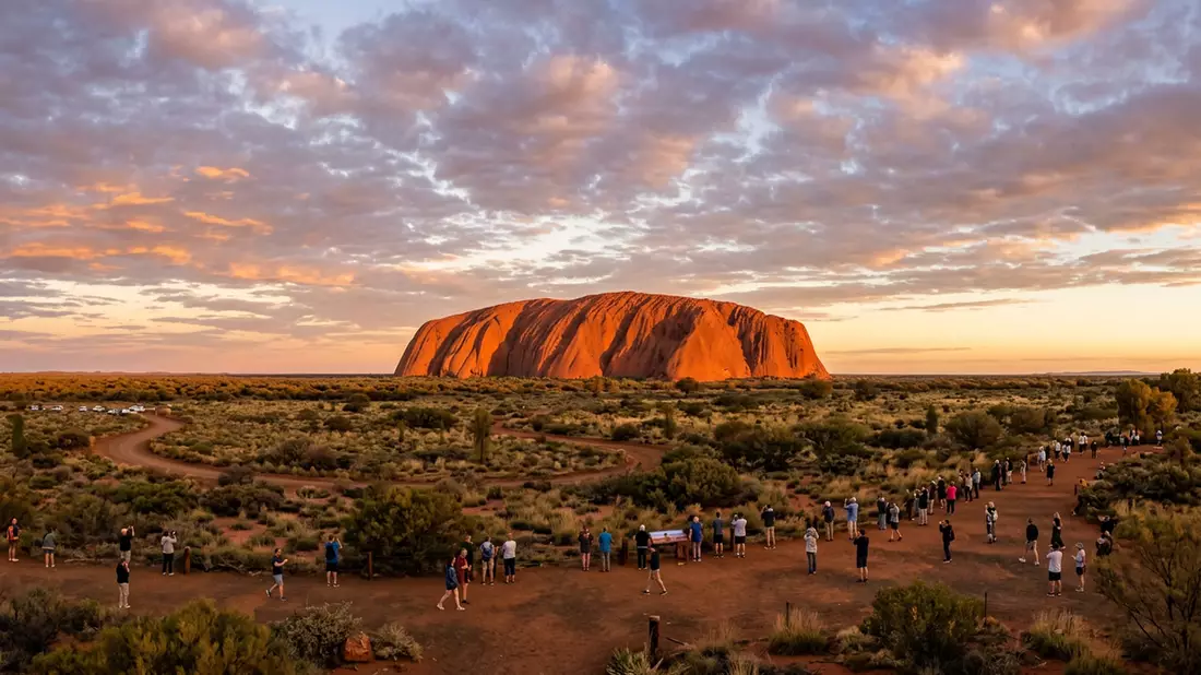 Fotorealistische Ansicht von Uluru in Yulara, Australien im Abendlicht