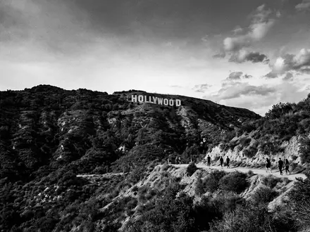 Schwarzweiss-Reportagebild vom Wahrzeichen Hollywood Sign in Los Angeles USA, dokumentarische Reisefotografie mit starken Kontrasten - Foto: THN