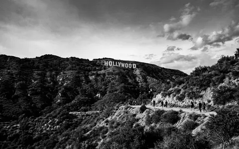 Schwarzweiss-Reportagebild vom Wahrzeichen Hollywood Sign in Los Angeles USA, dokumentarische Reisefotografie mit starken Kontrasten - Foto: THN