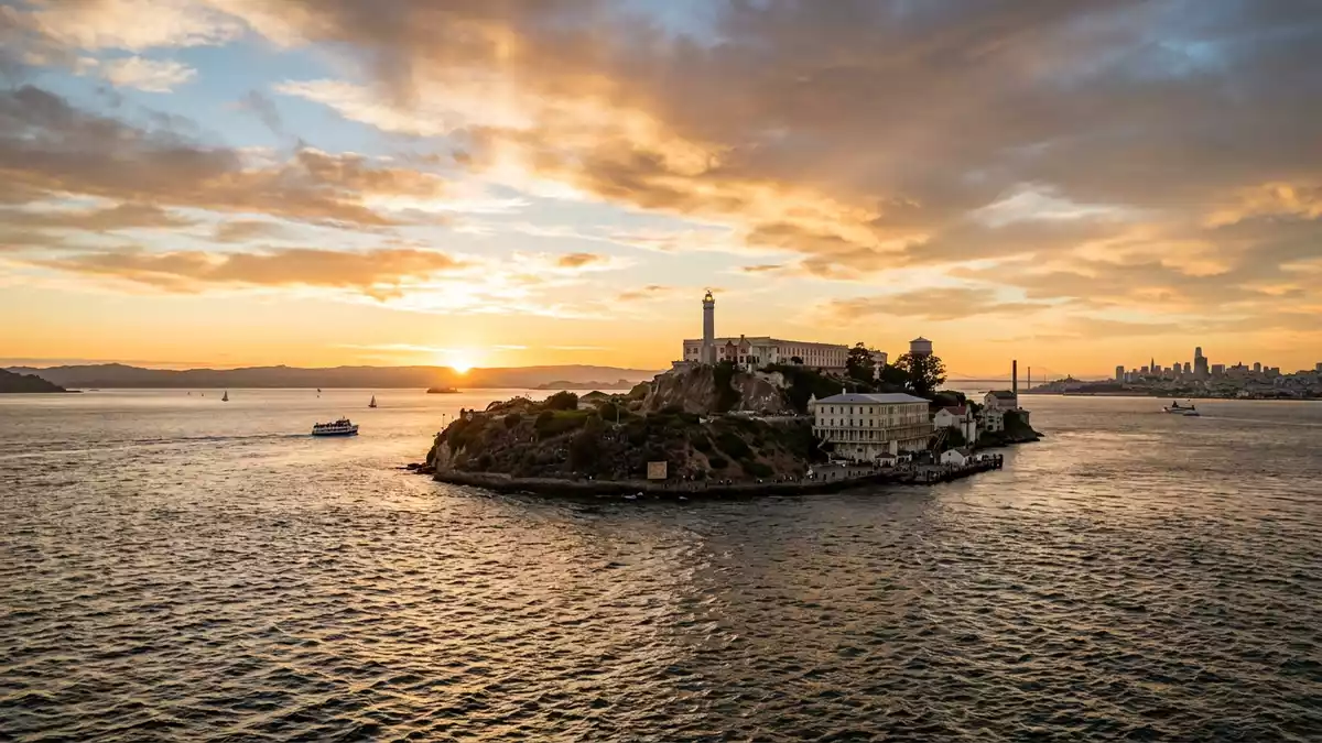 Fotorealistische Ansicht von Alcatraz in San Francisco, USA im Abendlicht