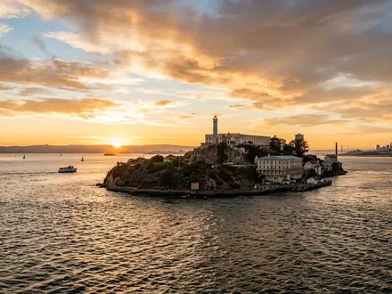 Fotorealistische Panoramaaufnahme von Alcatraz in San Francisco USA, warmes Abendlicht auf Wahrzeichen - Foto: THN