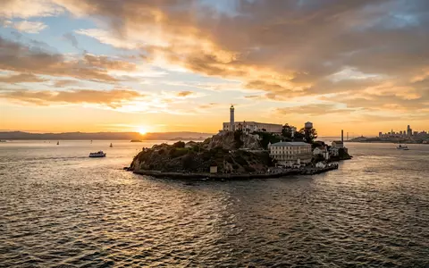 Fotorealistische Panoramaaufnahme von Alcatraz in San Francisco USA, warmes Abendlicht auf Wahrzeichen - Foto: THN