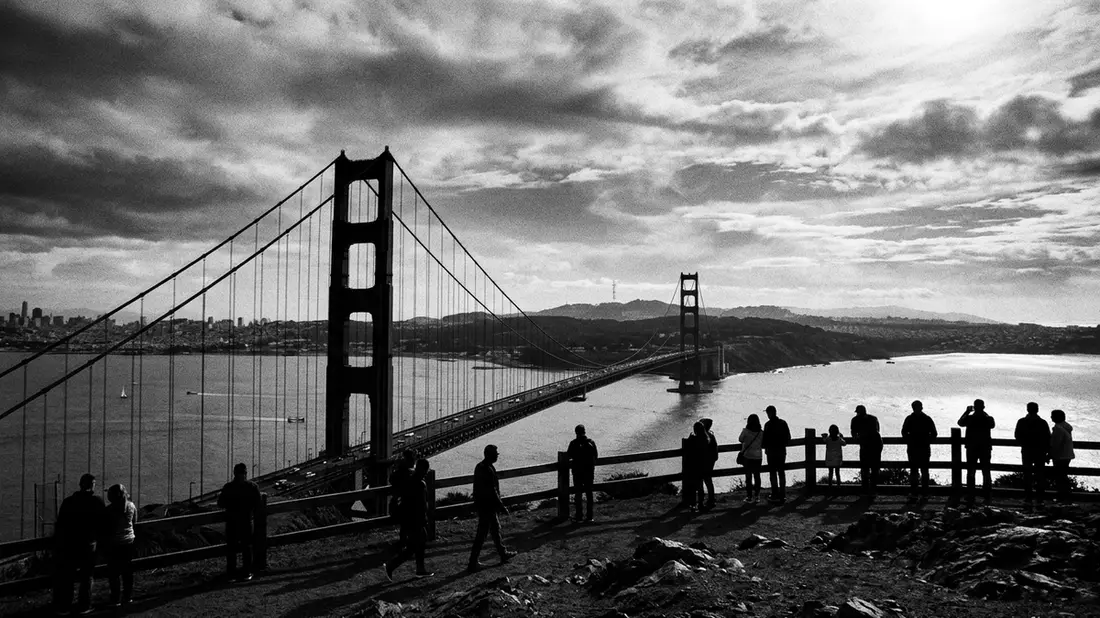 Schwarzweiss-Reportage vom Wahrzeichen Golden Gate Bridge in San Francisco, USA