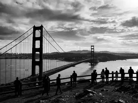 Schwarzweiss-Reportagebild vom Wahrzeichen Golden Gate Bridge in San Francisco USA, dokumentarische Reisefotografie mit starken Kontrasten - Foto: THN
