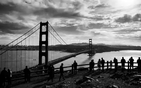 Schwarzweiss-Reportagebild vom Wahrzeichen Golden Gate Bridge in San Francisco USA, dokumentarische Reisefotografie mit starken Kontrasten - Foto: THN