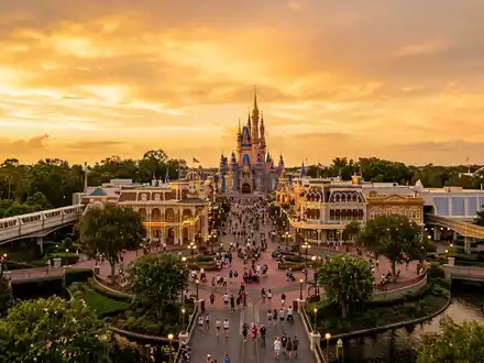 Fotorealistische Panoramaaufnahme von Walt Disney World Orlando in Orlando USA, warmes Abendlicht auf Wahrzeichen - Foto: THN