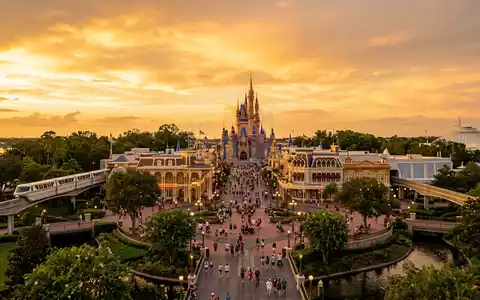 Fotorealistische Panoramaaufnahme von Walt Disney World Orlando in Orlando USA, warmes Abendlicht auf Wahrzeichen - Foto: THN