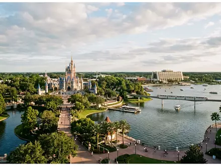 Editorialbild im Reisemagazin-Stil vom Wahrzeichen Walt Disney World Orlando in Orlando USA, ausgewogene Bildgestaltung und - Foto: THN