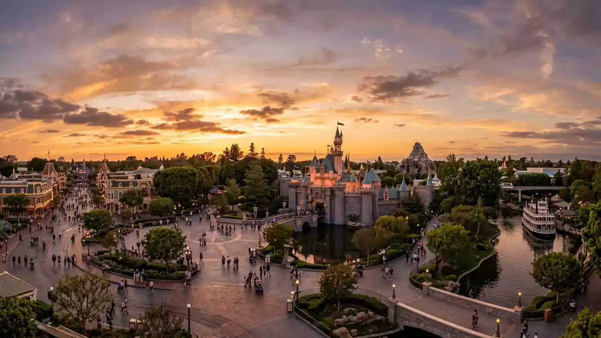 Fotorealistische Ansicht von Disneyland Anaheim in Anaheim, USA im Abendlicht