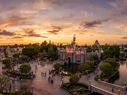 Fotorealistische Panoramaaufnahme von Disneyland Anaheim in Anaheim USA, warmes Abendlicht auf Wahrzeichen - Foto: THN