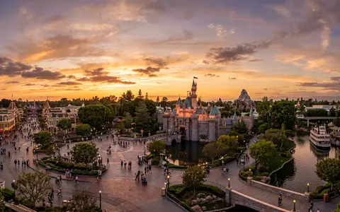 Fotorealistische Panoramaaufnahme von Disneyland Anaheim in Anaheim USA, warmes Abendlicht auf Wahrzeichen - Foto: THN