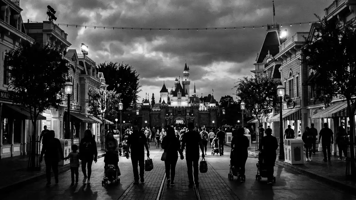 Schwarzweiss-Reportage vom Wahrzeichen Disneyland Anaheim in Anaheim, USA