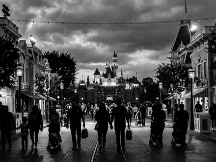 Schwarzweiss-Reportagebild vom Wahrzeichen Disneyland Anaheim in Anaheim USA, dokumentarische Reisefotografie mit starken Kontrasten - Foto: THN