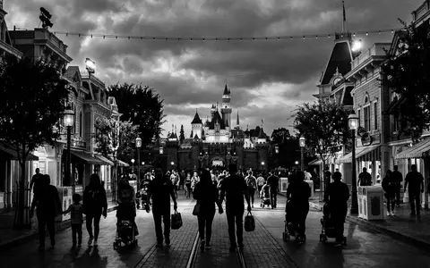 Schwarzweiss-Reportagebild vom Wahrzeichen Disneyland Anaheim in Anaheim USA, dokumentarische Reisefotografie mit starken Kontrasten - Foto: THN