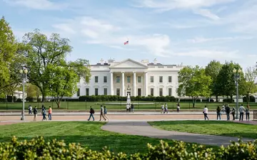 Editorialbild im Reisemagazin-Stil vom Wahrzeichen Weißes Haus Washington in Washington, D.C. USA, ausgewogene Bildgestaltung und - Foto: THN