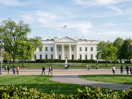 Editorialbild im Reisemagazin-Stil vom Wahrzeichen Weißes Haus Washington in Washington, D.C. USA, ausgewogene Bildgestaltung und - Foto: THN