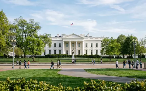 Editorialbild im Reisemagazin-Stil vom Wahrzeichen Weißes Haus Washington in Washington, D.C. USA, ausgewogene Bildgestaltung und - Foto: THN