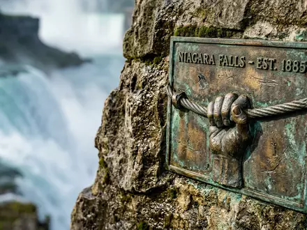 Extreme Makroaufnahme eines Materialdetails am Wahrzeichen Niagara-Fälle in Niagara Falls USA/Kanada, taktile Struktur und weiches - Foto: THN